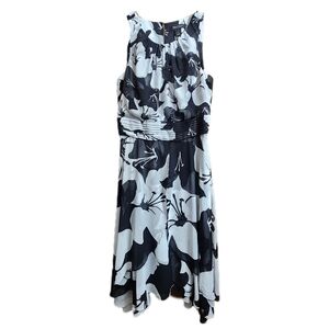 White House Black Market Womens Size 6 black and white floral sleeveless dress S